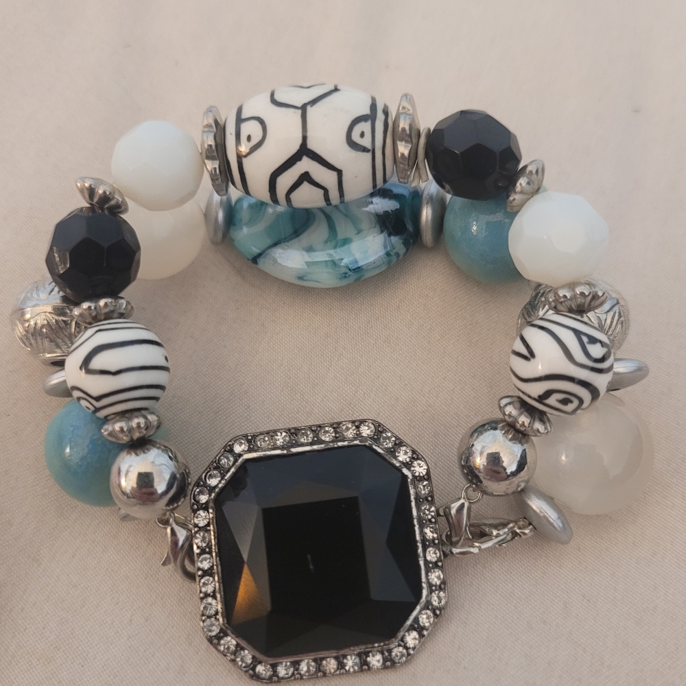 Elegant Black and White Beaded Bracelet